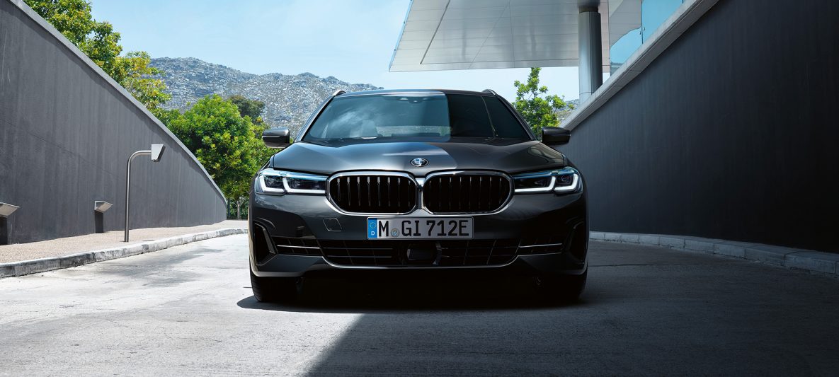 BMW Niere und Frontschürze BMW 5er Touring G31 Facelift 2020 Sophistograu Nahaufnahme Front