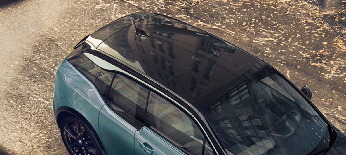 BMW i3 I01 2018 Jucarobeige mit Akzent Frozen Grey metallic Vogelperspektive Carbondach